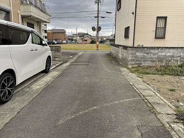 前面道路は見通し良好で運転もしやすい幅員。徒歩圏に商業施設がそろい、日々の買物もスムーズです。落ち着いた街並みで穏やかな暮らしを実現。