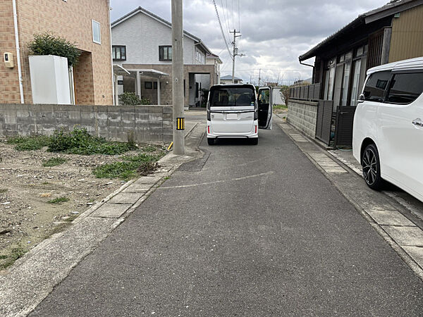 交通量の少ない住宅地で静かな住環境。敷地へのアプローチもスムーズで、駐車計画が立てやすいのが魅力です。周辺に生活施設が点在し利便性も高い。