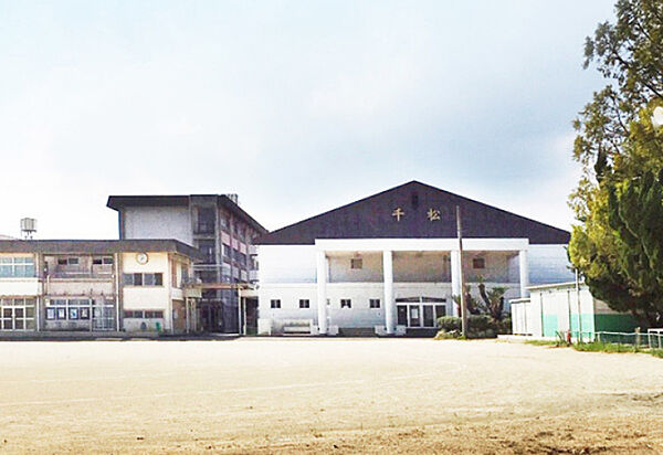 近くにある小学校の外観。通学しやすい距離で毎日の登下校も安心です。周辺は公園や生活施設も点在し、子育て世帯の新生活にうれしい住環境です。