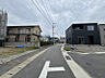 その他：前面道路は交通量が落ち着き、車の出し入れもラク。歩道状のスペースがあり、子ども連れの移動も安心。周辺に生活施設がそろい、毎日の暮らしやすさを実感できます。