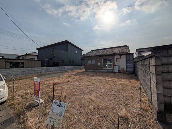 間口が広く採光の確保もしやすい区画。日差しが差し込む庭先でアウトドアや家庭菜園を楽しめるポテンシャル。