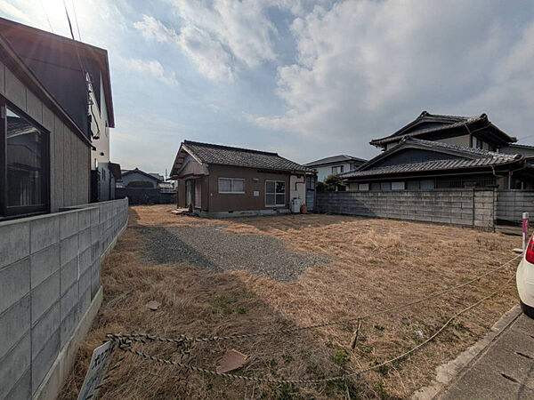 両側が塀でプライバシーに配慮しやすい敷地形状。建築プランの自由度が高く、駐車複数台プランにも対応可能。