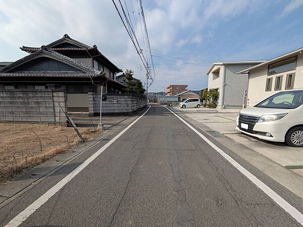 交通量少なめの落ち着いた前面道路。歩道も視界が開けて車の出し入れがしやすい環境。小さなお子様も安心です。