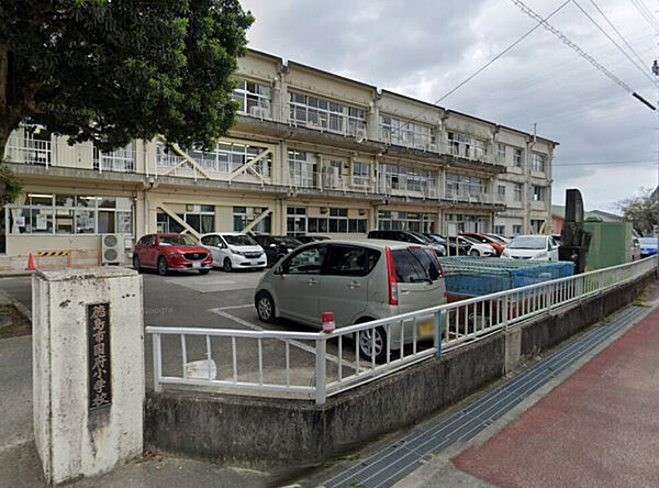 徒歩圏に小学校があり、通学も安心。朝の送り迎えがラクになり、放課後の見守りもしやすい家族思いの立地です。