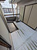 バルコニー：奥の家と前の家はベランダで繋がっています。
