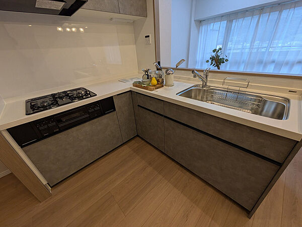 広々シンクと三口コンロを備えたL型キッチンは作業効率が良く、お料理がはかどります。食材の仮置きに便利なカウンターも確保。家事をスマートに支え、毎日の調理が楽しくなります。※小物は含みません。