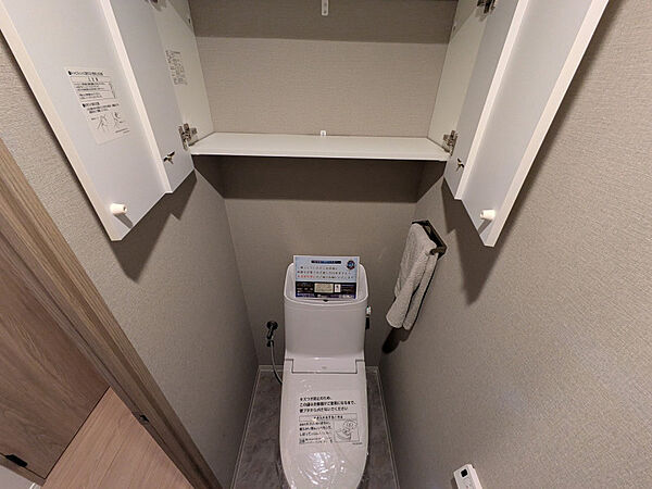 上部棚付きでストック収納に便利なトイレ空間です。手洗いしやすい形状と節水タイプが家計にもやさしい仕様。小物もすっきり収まり、日々の清掃性にも配慮されています。