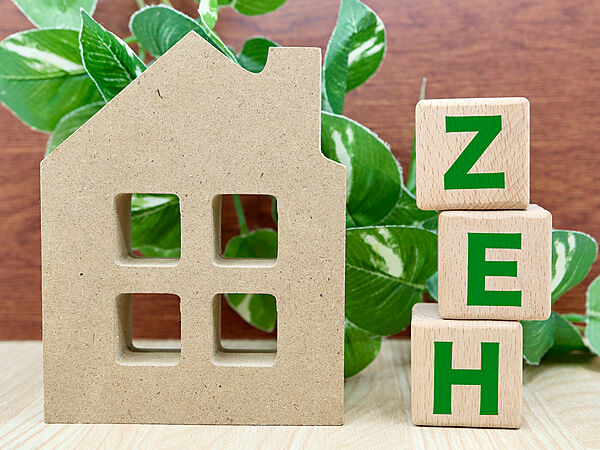 【ZEH水準住宅】断熱性能等級5、一時消費エネルギー等級6の基準を満たした住宅です。断熱強化で一般的な住宅と比べ、年間光熱費を約5万円抑えます。夏は涼しく冬は暖かいお部屋で快適にお過ごしください。
