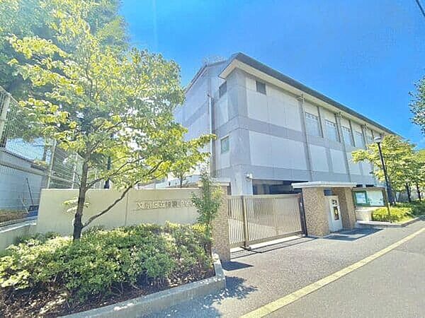 文京区立音羽中学校：徒歩5分（350ｍ）