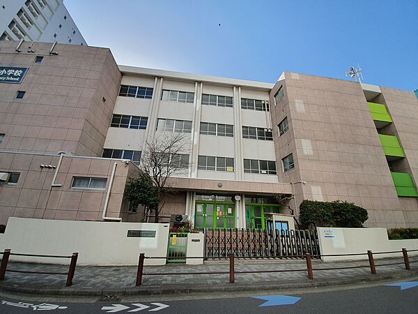 港区立東町小学校：徒歩10分（730ｍ）