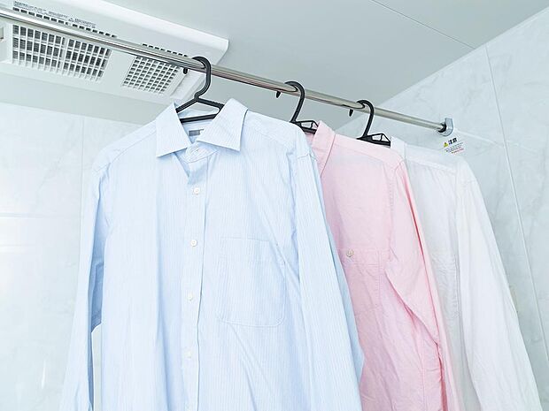 【浴室暖房 乾燥機】雨の日や夜間など、天気や時間を気にせず毎日好きな時間に洗濯物を干すことが可能です。冬は浴室内を暖めることができ、夏は涼しくすることができるため、快適な入浴時間をお楽しみください。