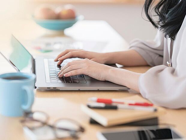 【デスクワークスペース】リモートワークや家事の合間、子どもの様子を見守りながらのちょっとした作業にもお勧めです。生活動線に溶け込む設計で、仕事と暮らしを心地よく切り替えられる空間です。