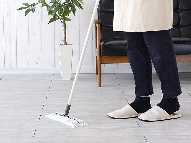 【ノンワックス フローリング】表面のキズやひび割れ、汚れに強い特殊素材仕上げ。面倒なワックスがけも必要ありません。癒し効果のある天然木目の『ゆらぎ』の質感を追求し表現した美しいフローリングです。