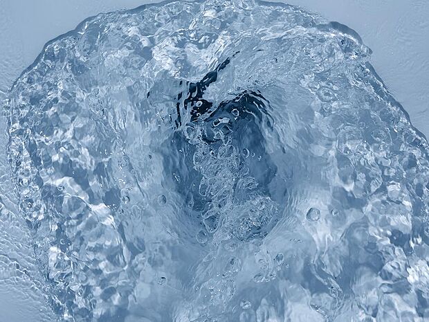 【お掃除楽々 トイレ】表面のツルツルとした質感が100年間続き、ガンコな水アカや汚物の落としやすさやキズや細菌の繁殖を抑える性能が続きます。またフォルムはお掃除がしやすく、清潔な状態を保ちます。