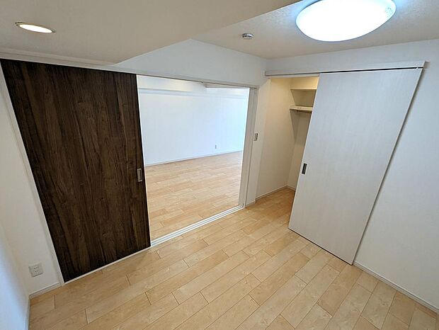 5.2帖洋室　スライドドアを開放するとリビングルームと繋がります。