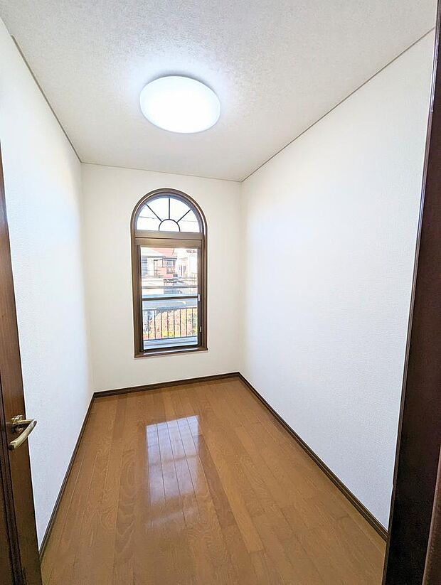 2階3畳の収納室は明り取りの窓がおしゃれです。