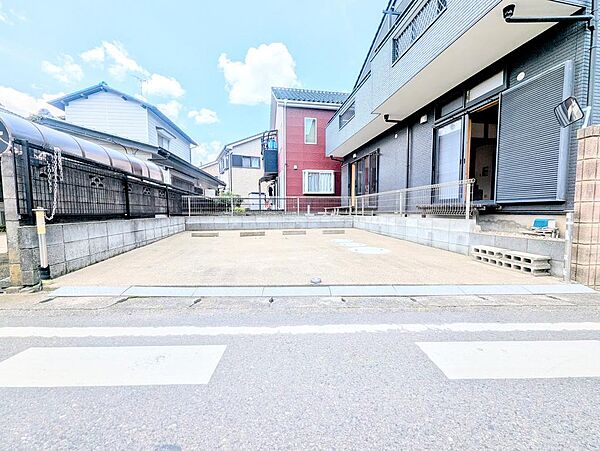 2台並列駐車可能　道路も広く見通しがよい立地が魅力です