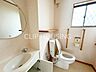 トイレ：【1Fトイレ】・1Fのトイレは、バリアフリー設計で広く洗面台もあります♪