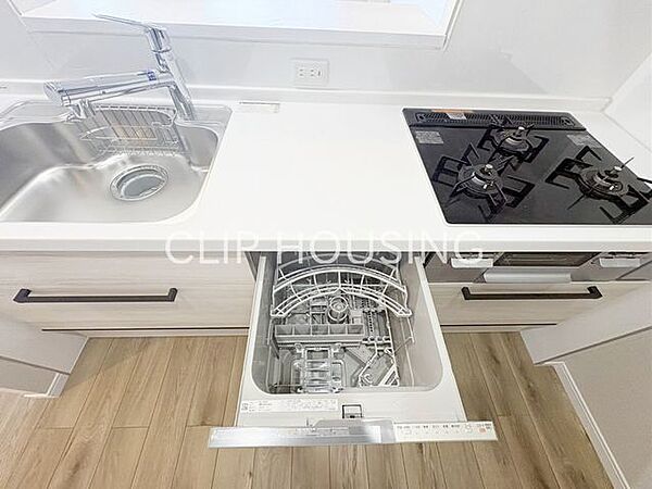 調理器具や調味料がスッポリ収まるスライド収納。食洗機標準装備！