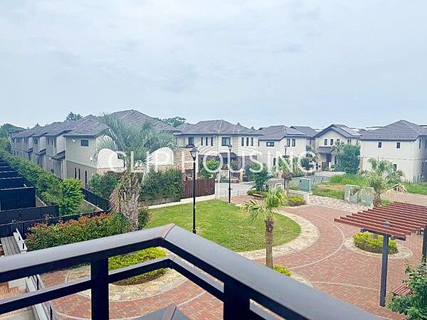 空と街並みを身近に感じられる、開放的な景色！目の前に公園がございます！