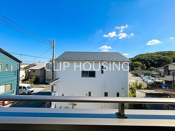 前面に高層建物がなく、見晴らしの良い空間です。