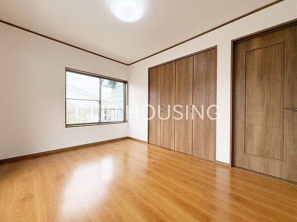 広々としたクローゼット付きの寝室はお部屋に物を置かない生活をお手伝いいたします！