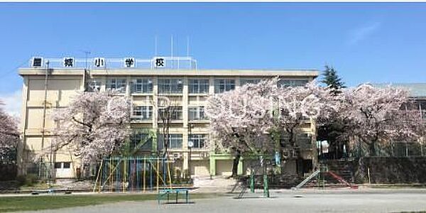 あきる野市立屋城小学校 徒歩9分。 660m
