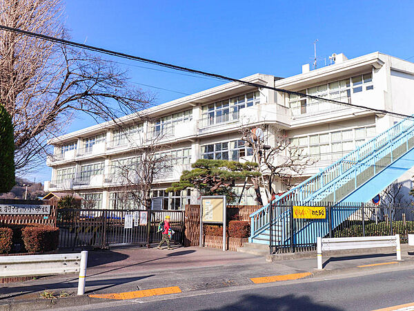 羽村市立羽村西小学校まで徒歩3分。お子様の通学も安心の距離です。