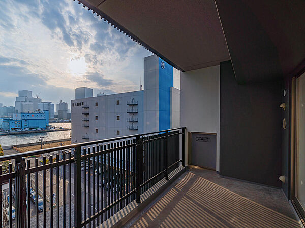 南西向きバルコニーからの眺望。近くには高層マンションもありますが、視界は開けているので開放的。