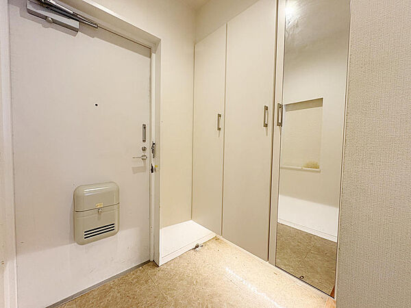 「お帰りなさい」と優しく迎えてくれる、白を基調としたすっきりとした玄関。たくさん収納できるシューズボックス付きで、いつでも玄関を美しく保ち、家族を気持ちよく送り出せそうですね。
