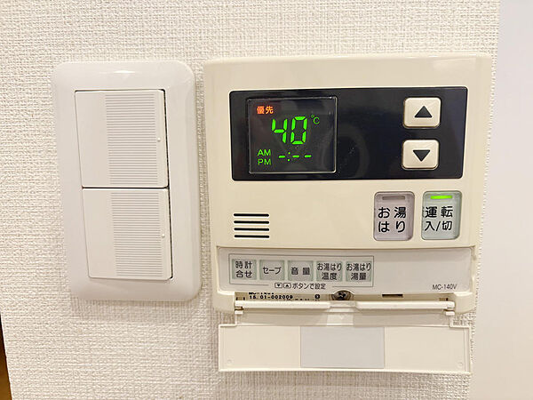 自動湯張りリモコン。家事をしながらでもボタンひとつでお湯張りができます。湯量や温度もこのリモコンで調節できます。