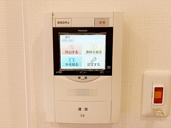 TV付きモニター付きインターホン。来訪者が事前にわかるので安心ですね。