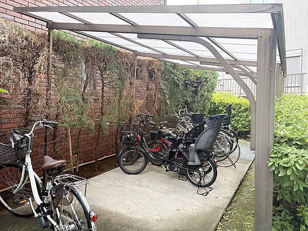 雨や直射日光から大切な自転車を守る、屋根付きの自転車置場。空きがあれば無料でご利用いただけるのも嬉しいポイントです。日々のお買い物や、お子様とのサイクリングも気軽に楽しめますね☆