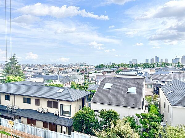 バルコニーからの眺望。4階部分につき前面の視界が抜け、心地よい空が広がる開放的な眺望。陽当り・通風ともに良好です。