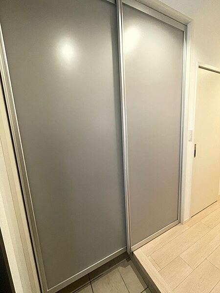 玄関左手に大容量シューズインクローゼットがあります。