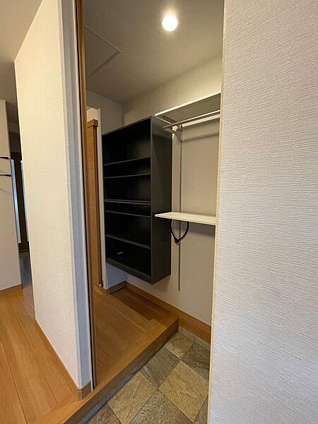 玄関横のクローゼット。靴の収納だけでなく、コートやベビーカー、趣味の物などまで収納出来、玄関をスッキリさせられます！