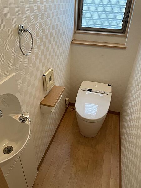 １階トイレはタンクレスで清掃もしやすく、見た目もスッキリです。
