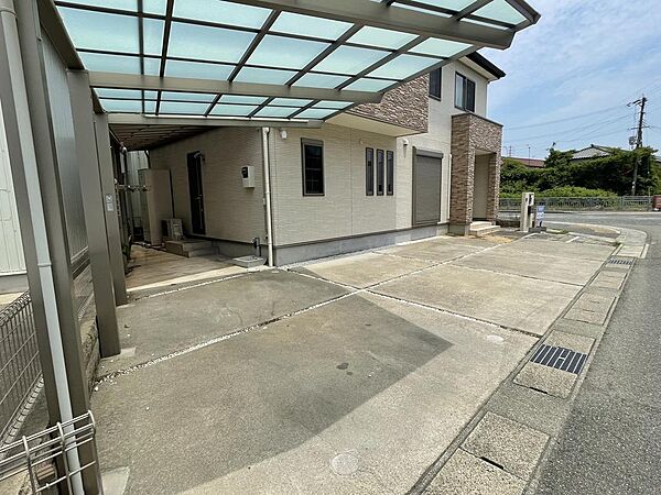 駐車は3台可能な広々スペースです。