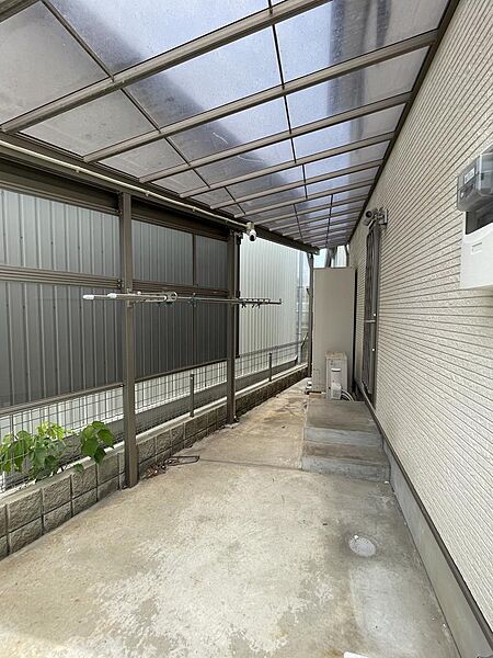 建物西側の物干しスペース