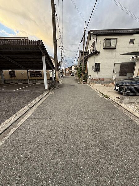 西側　前面道路