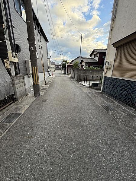 東側　前面道路