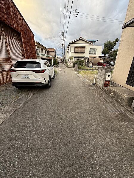 東側　前面道路