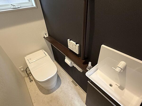 タンクレストイレ。見た目がスッキリするだけでなく、清掃もしやすいですね。