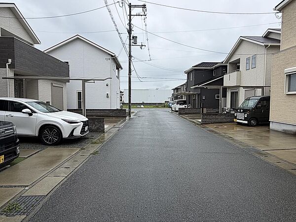 前面道路。開発分譲地ですが、姫路市道となっており、将来的にも安心です。
