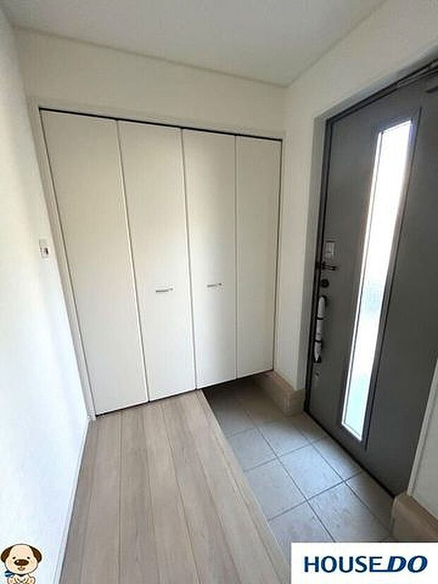 玄関には、大きいシューズボックス！家族の靴だけでなく、掃除道具や小物の収納もできそう♪