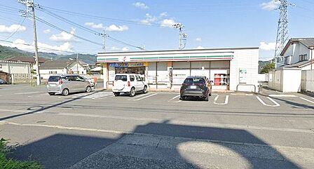 セブンイレブン桐生東小前店 570m