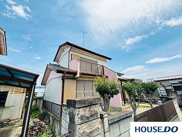 穏やかな住宅街に佇む一戸建て。ゆったりとした住環境で新生活を始められます。