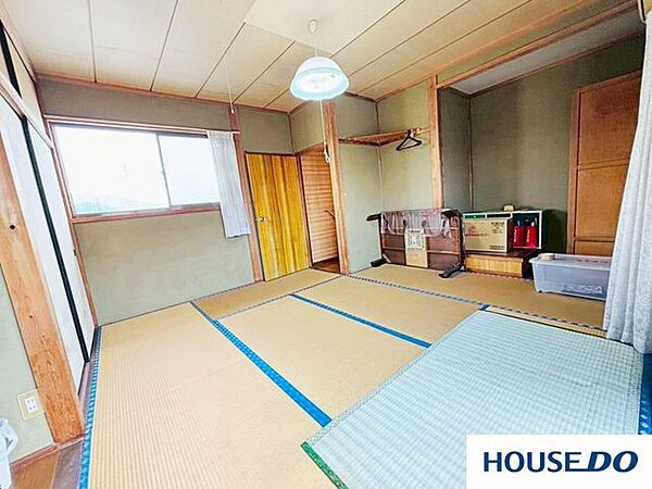 1階の生活空間から離れた2階に位置しているため、生活音を気にせず静かに過ごせる一室です。リモートワークの作業部屋や書斎、あるいはゆったりと身体を休める寝室としても重宝します。