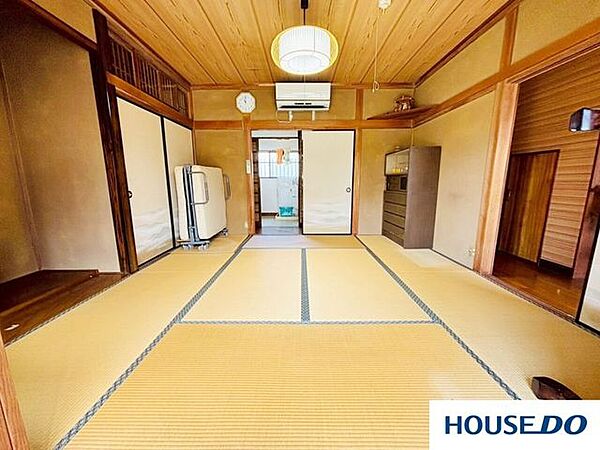 広々とした8帖和室。ご家族団らんや来客時など、多目的に活用できる使い勝手の良い空間です。