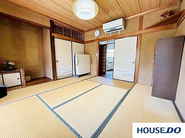 伝統的な土壁と木の天井が落ち着いた雰囲気を演出する和室です。エアコン完備で季節を問わず快適に過ごせます。広々とした押入れが2つあり、収納力も良好。お気に入りの場所になりそうな、心休まる空間です。